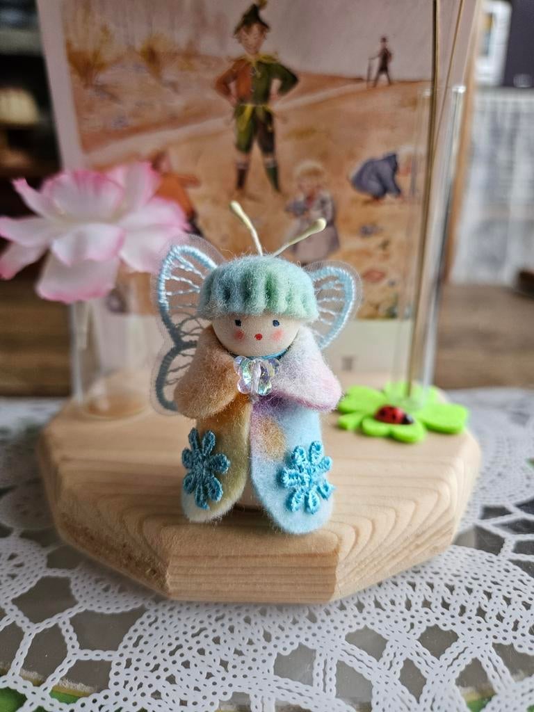 Vlinderpopje/steker voor de jaarring, Hobby en Vrije tijd, Vilt, Ophalen of Verzenden, Nieuw, Figuurtje(s), Wolvilt