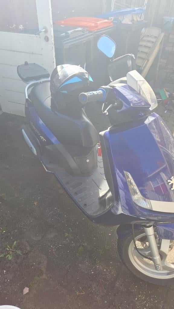 Peugeot Vivacity 4T uit 2011 met helm - Ziet er goed uit, Gebruikt, Maximaal 45 km/u, Ophalen of Verzenden, Benzine