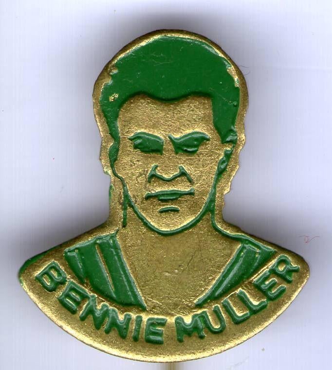Bennie Muller groen op koper voetbal speldjes( S_135a ), Verzenden, Zo goed als nieuw, Sport, Speldje of Pin