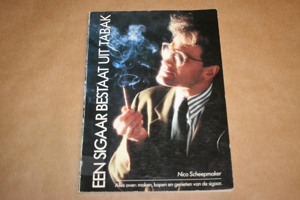 Boek - Een sigaar bestaat uit tabak - Maken kopen genieten, Verzamelen, Rookartikelen, Aanstekers en Luciferdoosjes, Gebruikt