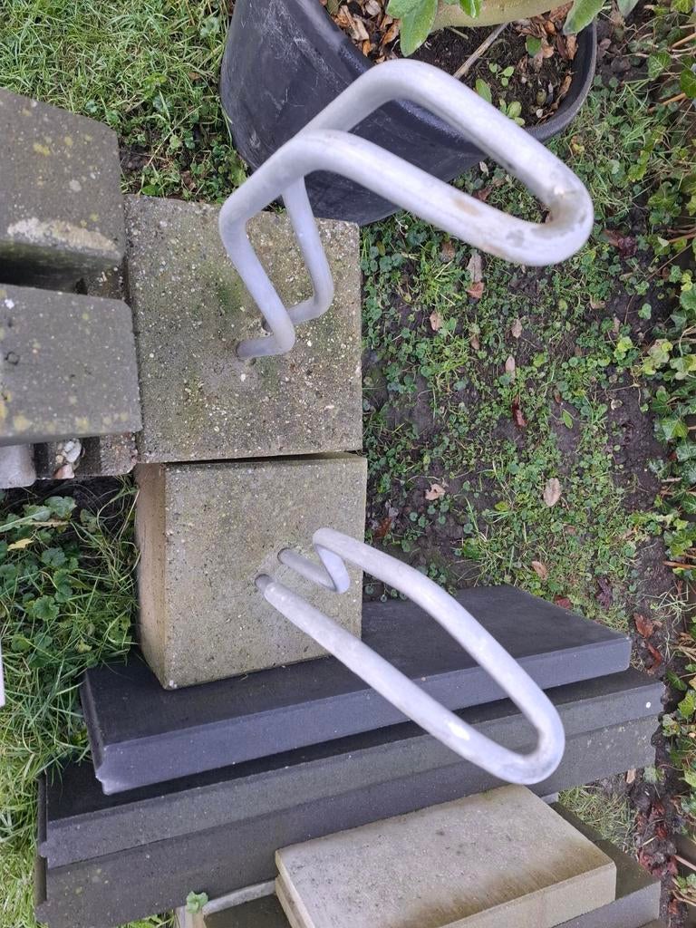 2x Fietsenstandaard op betonblok 30x30x30cm gegalvaniseerd, Fietsen en Brommers, Ophalen of Verzenden