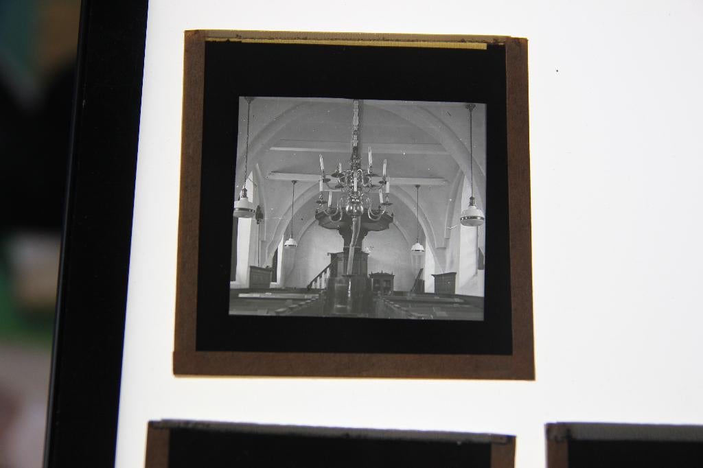 Oude glasdia binnenkant kerk Den Andel, Ophalen of Verzenden, Voor 1940, Gebruikt, Overige onderwerpen