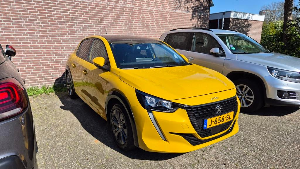 Peugeot 208 EV 50kWh 136pk 2020 Geel Metalic  GTI, Auto's, Euro 6, 4 cilinders, Metallic lak, Leder en Stof