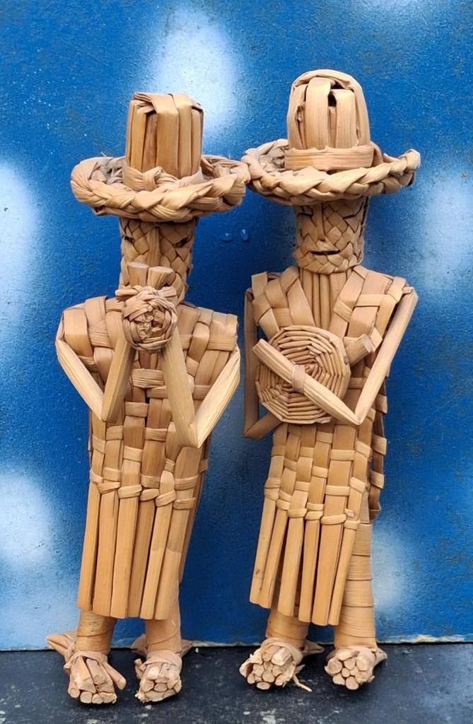 Bolivia. Riet gevlochten figuurtjes. 2 st. 25 cm., Antiek en Kunst, Kunst | Niet-Westerse kunst, Ophalen