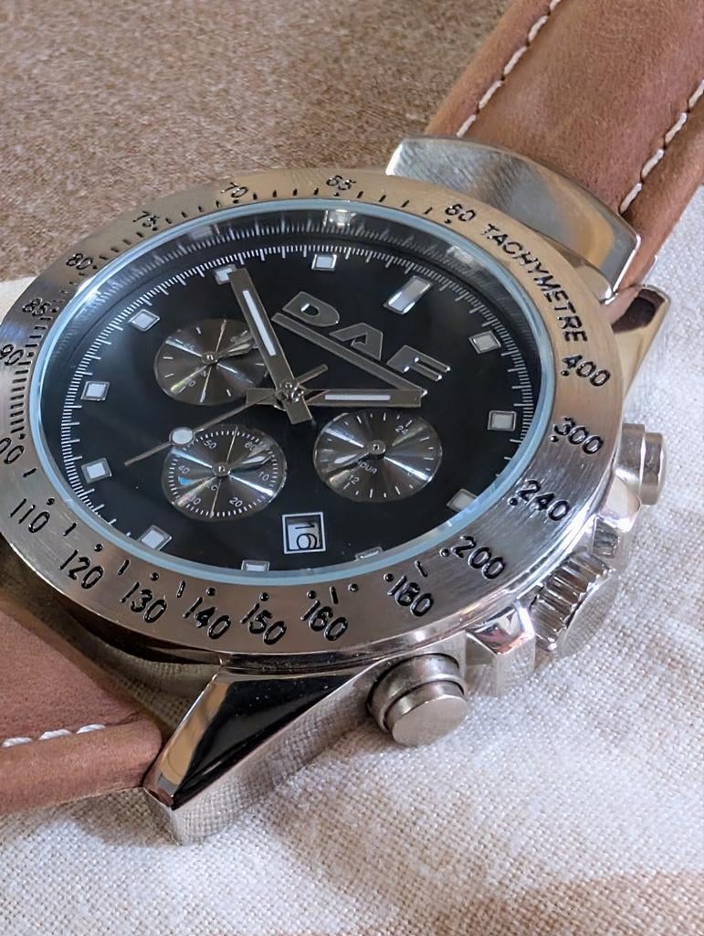 Prachtige originele limited edition DAF horloge, Sieraden, Tassen en Uiterlijk, Overige merken, Leer, Staal, Polshorloge