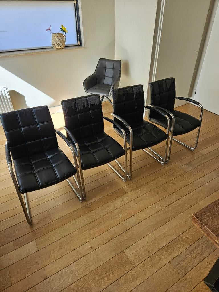 GRATIS: 4 zwarte eetkamerstoelen, Huis en Inrichting, Stoelen, Ophalen, Gebruikt, Zwart