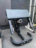 Technogym Pure Strength Scott Bench / Bicepsbankje, Ophalen, Zo goed als nieuw, Armen, Fitnessbank