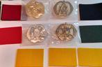 4 nieuwe baretemblemen in originele verpakking, Ophalen of Verzenden, Landmacht, Nederland, Embleem of Badge