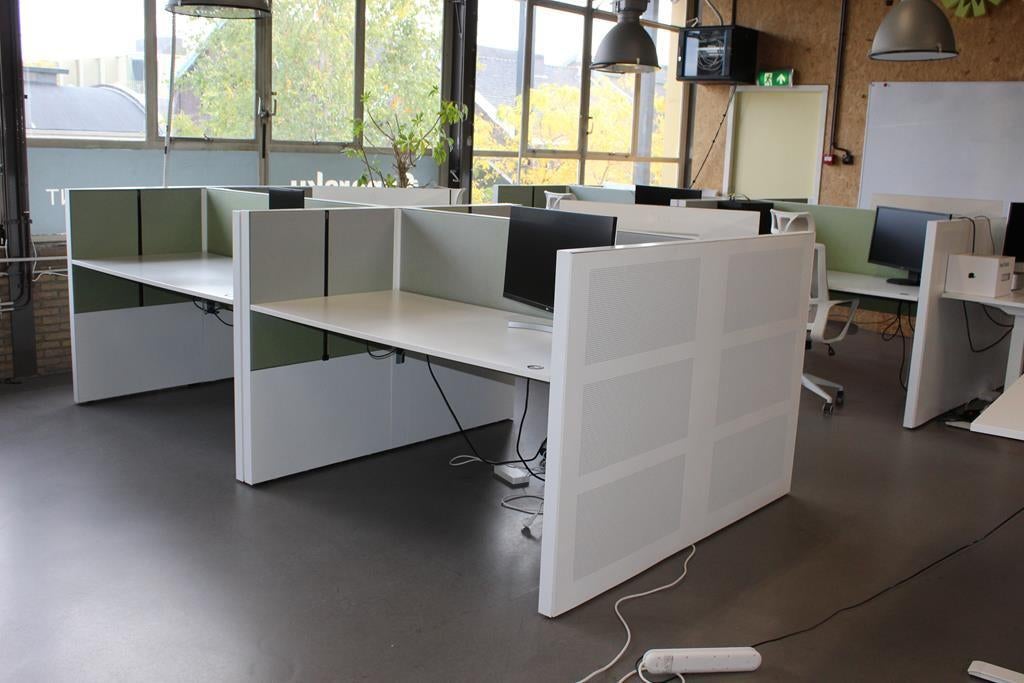 Elektrisch verstelbaar dubbelzijdig bureau akoestisch, Ophalen, In hoogte verstelbaar, Gebruikt