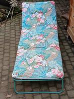 Verstelbaar retro ligbed met bloemenprint, Huis en Inrichting, Slaapkamer | Bedden, Vintage, Bloemenprint, Blauw, Ophalen of Verzenden