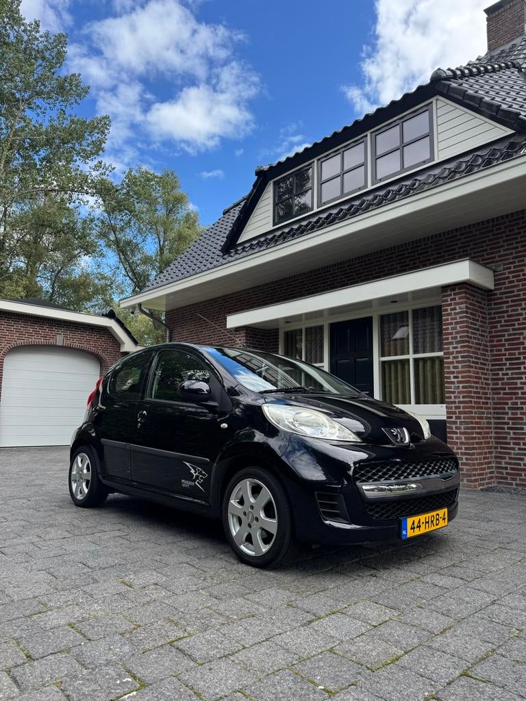 Peugeot met Carplay 107 1.0 12V 5DR 2009 Zwart, Auto's, Voorwielaandrijving, 4 stoelen, Origineel Nederlands, Bedrijf