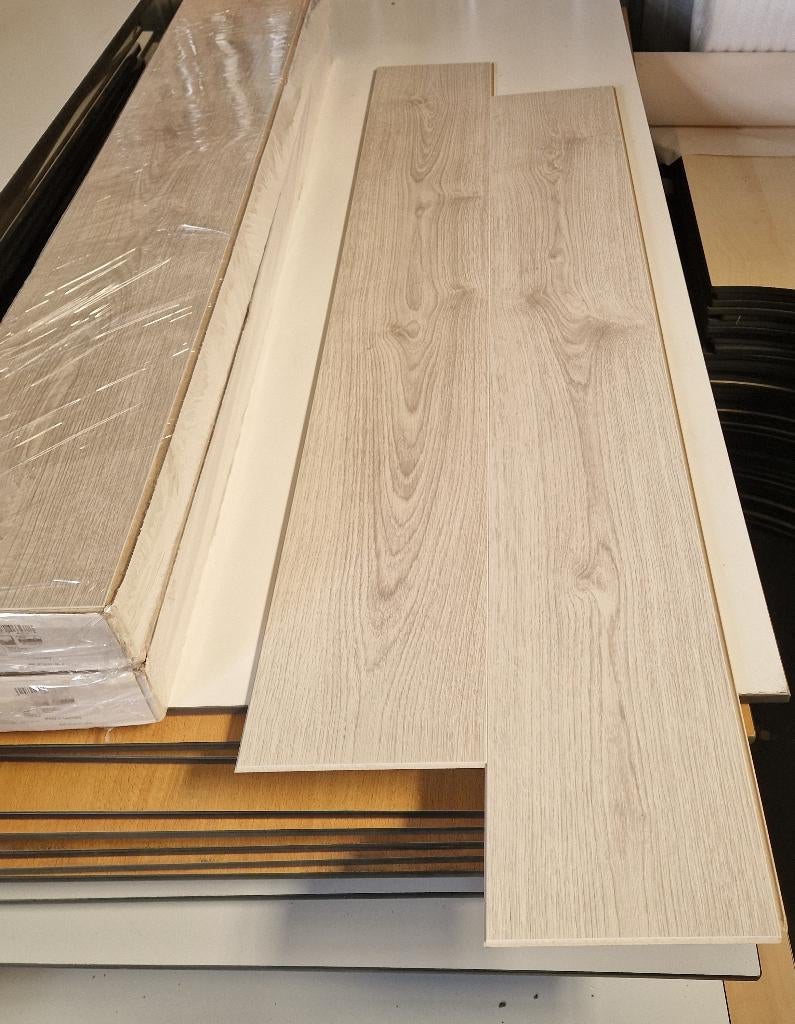 Restpartij 9,9m2 laminaat Gelasta Panthera 2968 Berlin Oak., Ophalen, Info@gelasta.nl., Karst de Langestraat 16, 8281 JA Genemuiden, Nederland.