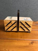 Bijzonder muziekdoosje , speeldoos in naaikist uitvoering ., Ophalen of Verzenden