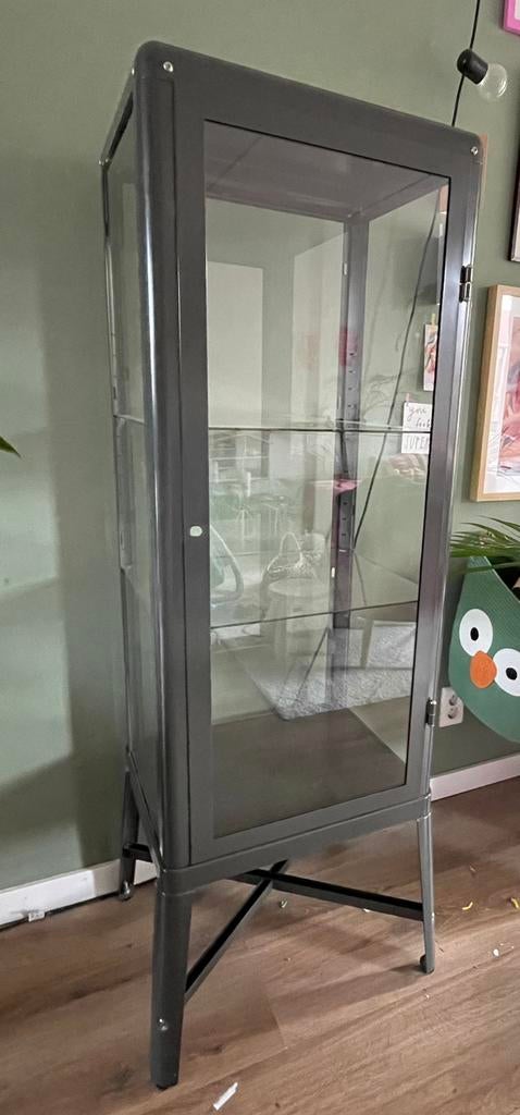 IKEA FABRIKÖR vitrinekast donkergrijs, Huis en Inrichting, Kasten | Vitrinekasten, Ophalen, Met deur(en), 50 tot 100 cm, Zo goed als nieuw