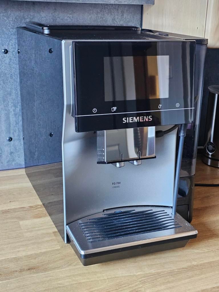 Siemens EQ700 koffiemachine met homeconect en groot display., Witgoed en Apparatuur, Koffiezetapparaten, Ophalen, Afneembaar waterreservoir