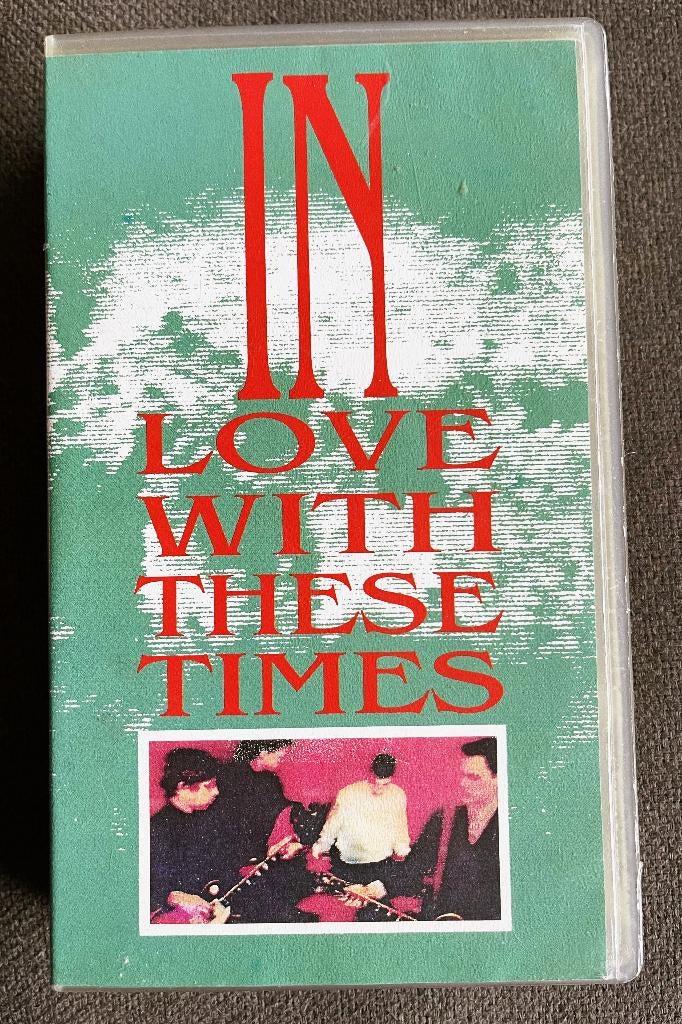 IN LOVE WITH THESE TIMES - Flying nun VHS The Chills indie, Alle leeftijden, Ophalen of Verzenden, Zo goed als nieuw, Muziek en Concerten