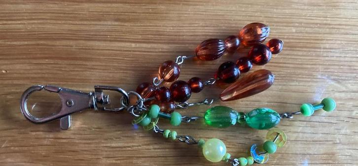 Sleutelhanger met kralen bruin en groen, Verzamelen, Sleutelhangers, Zo goed als nieuw, Overige typen, Ophalen of Verzenden