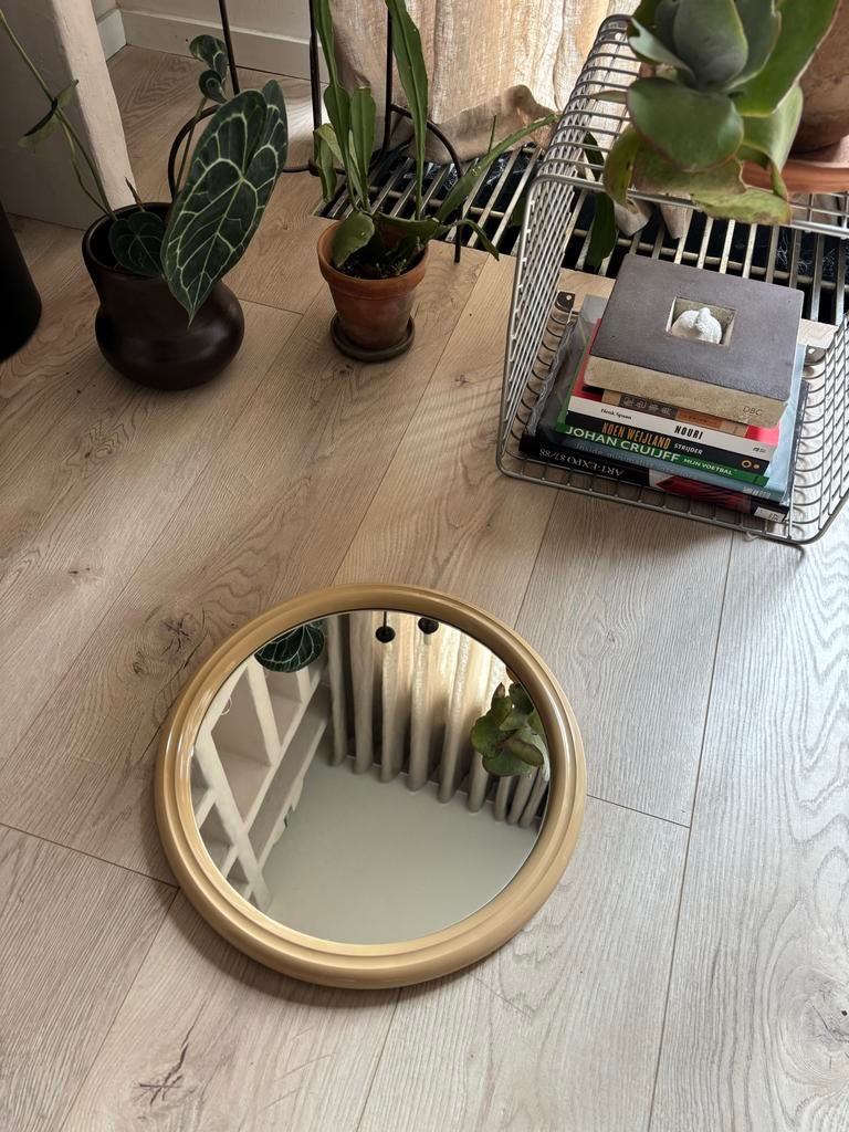 Vintage ronde spiegel met beige rand, merk Tiger, Huis en Inrichting, Woonaccessoires | Spiegels, Minder dan 50 cm, Gebruikt, Rond