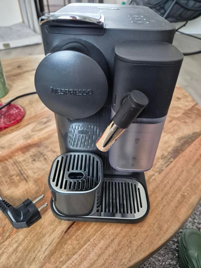 De'Longhi Nespresso Lattissima One, Witgoed en Apparatuur, Koffiezetapparaten, Ophalen, Zo goed als nieuw, Koffiemachine, Koffiepads en cups