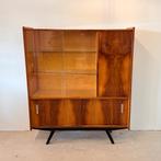 Speelse hoogglans highboard met vitrine