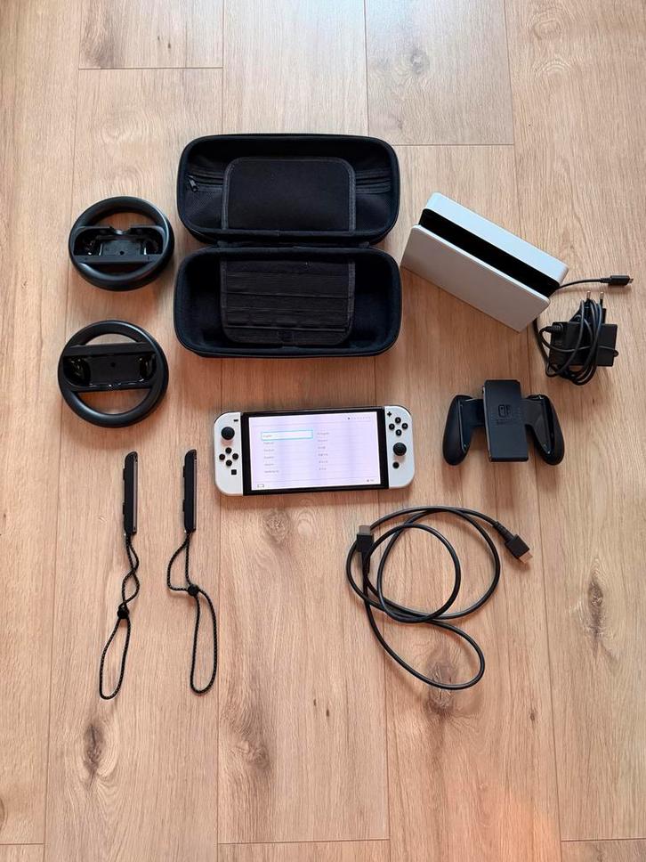 Nintendo Switch OLED met accessoires, Spelcomputers en Games, Games | Nintendo Switch, Zo goed als nieuw, Ophalen