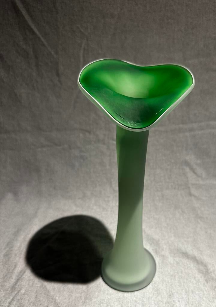 Groene design soliflore vaas – mat glas – moderne vorm, Antiek en Kunst, Antiek | Glas en Kristal, Ophalen of Verzenden