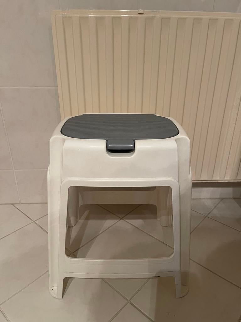 Badkamer of keuken krukje, Huis en Inrichting, Krukjes, Ophalen, Zo goed als nieuw, Kunststof