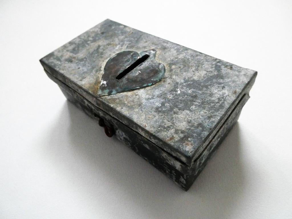 Heilig Hart zinken kistje geldkistje Kerk ca. 1850 offerblok, Antiek en Kunst, Antiek | Religie, Ophalen of Verzenden