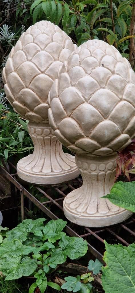 2 mooie betonnen dennenappel tuinbeelden op voet (brocante), Ophalen of Verzenden, Gebruikt, Beton, Overige typen