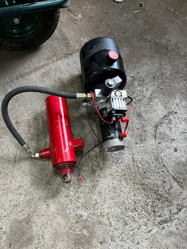 Mooie hydrauliek pomp met cinder, Ophalen, Zo goed als nieuw