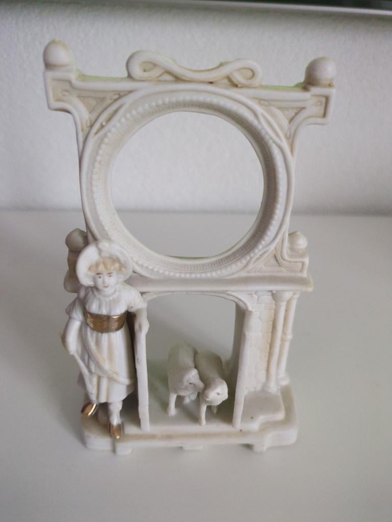 Biscuit-porcelein beeldje uit victoriaanse belle epoque., Ophalen of Verzenden, Zo goed als nieuw