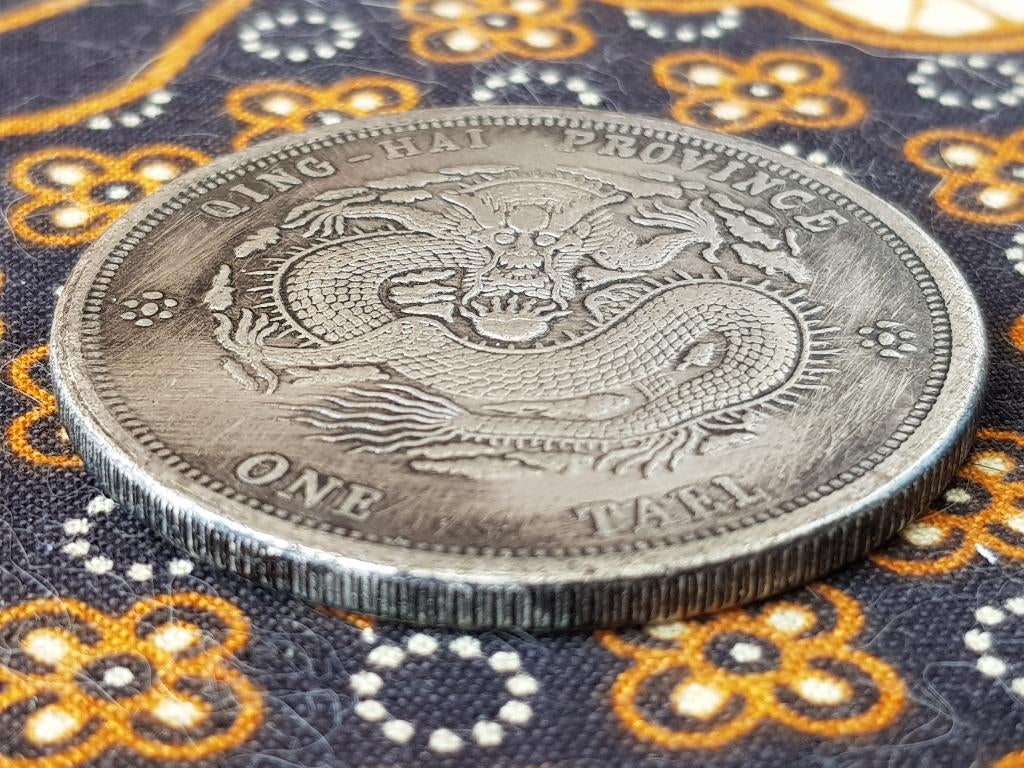 Oude Chinese One Tael munt met draak en karakters 4,4 cm., Antiek en Kunst, Ophalen of Verzenden
