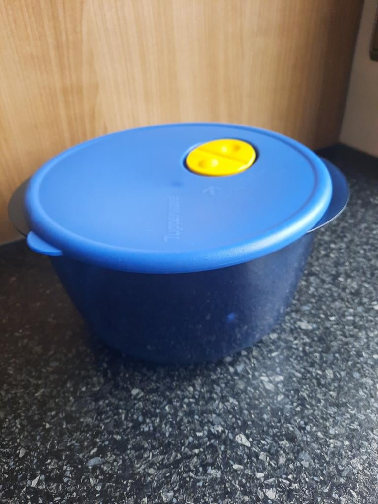 Tupperware magnetron schaal 2L met ventilatieklep, Huis en Inrichting, Ophalen of Verzenden, Zo goed als nieuw, Blauw, Schaal