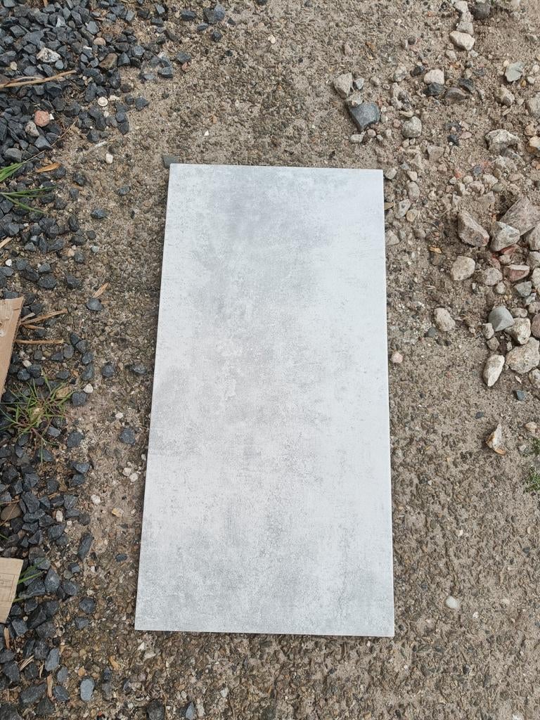 Gratis wandtegels 30x60 licht grijs 18 stuks, Doe-het-zelf en Verbouw, Tegels, Ophalen