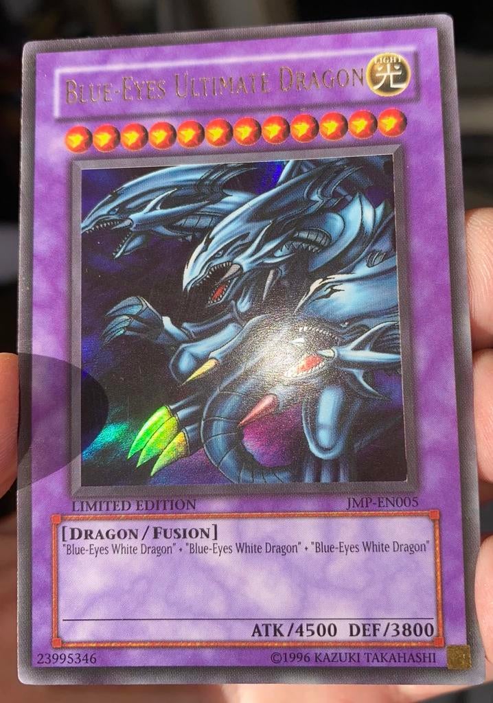 Yu-Gi-Oh! Blue Eyes Ultimate Dragon JMP1 Old Jump Promo !, Hobby en Vrije tijd, Verzamelkaartspellen | Yu-gi-Oh!, Ophalen of Verzenden