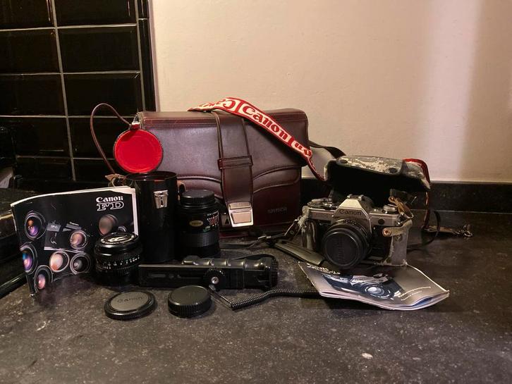 Canon AE-1 Spiegelreflexcamera met accessoires, Audio, Tv en Foto, Fotocamera's Analoog, Gebruikt, Spiegelreflex, Canon, Ophalen of Verzenden