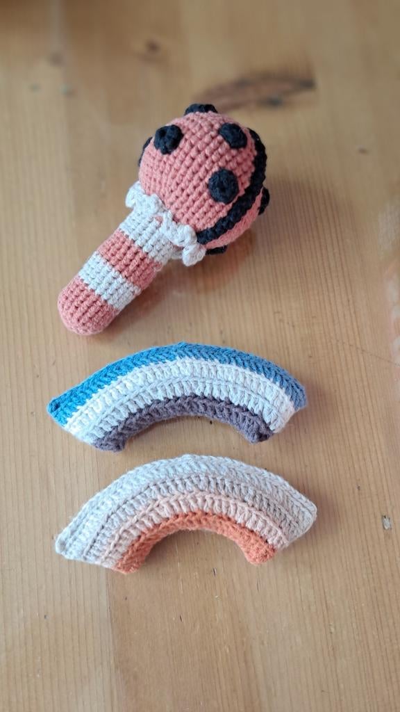 Gehaakte paddestoel rammelaar en regenboogjes, Kinderen en Baby's, Speelgoed | Babyspeelgoed, Ophalen of Verzenden, Nieuw, Rammelaar