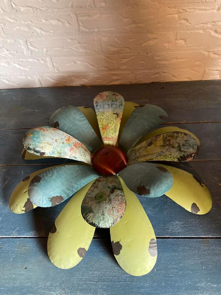 Prachtige metalen bloem wanddecoratie in natuurlijke tinten, Huis en Inrichting, Woonaccessoires | Wanddecoraties, Zo goed als nieuw