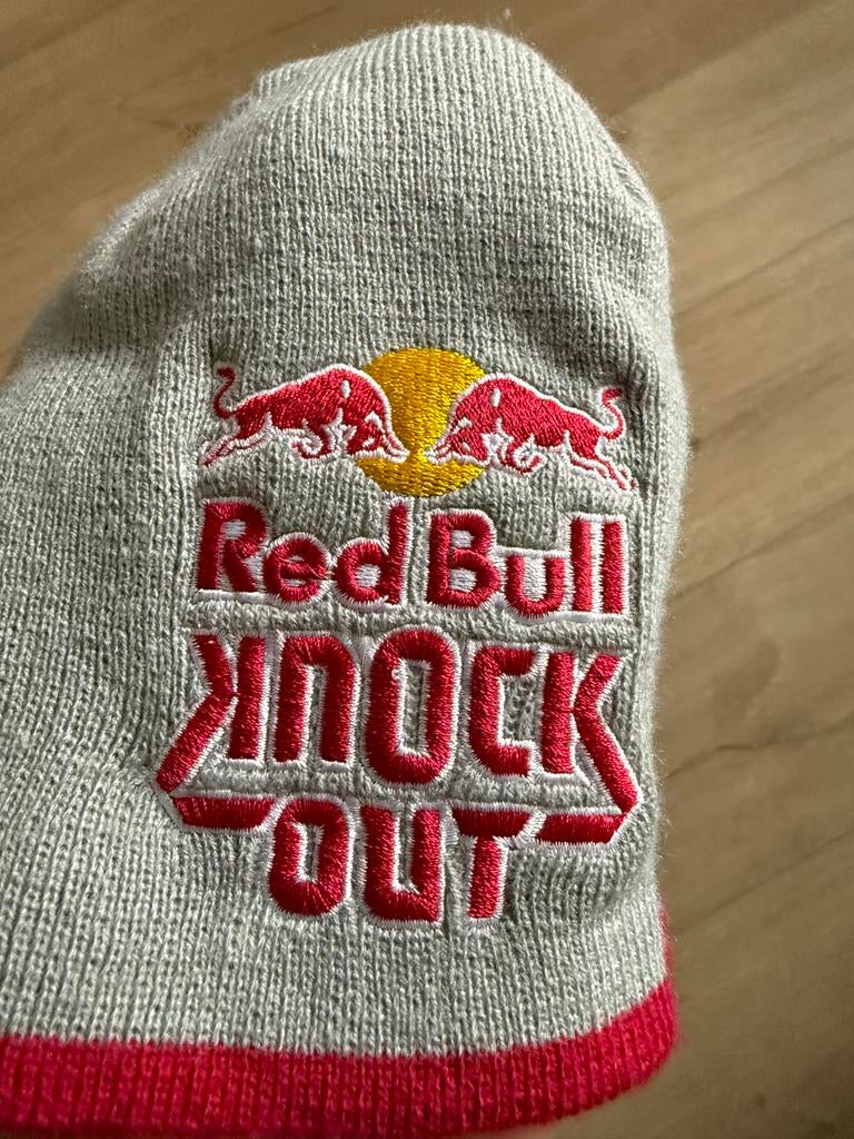 Red Bull Knock Out Muts - Grijs/Rood, Kleding | Dames, Mutsen, Sjaals en Handschoenen, Ophalen of Verzenden, Nieuw, Muts