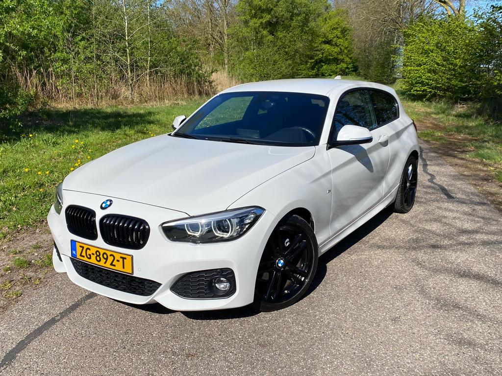 BMW 1-Serie 118i Aut Wit M-Sport Camera 18 Harman Kardon, Auto's, BMW, 1290 kg, Wit, 650 kg, Particulier
