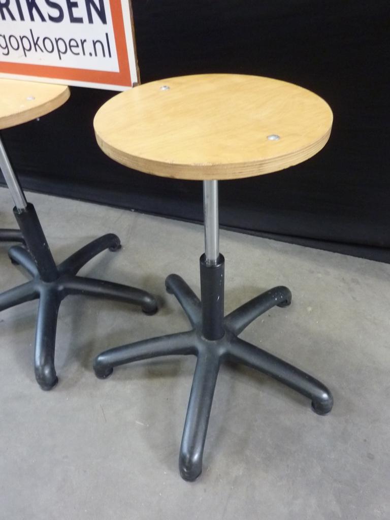 solide kruk / werkkruk / schoolkruk 63cm hoog werkplaatskruk, Gebruikt, Handelsonderneming Hendriksen, Ophalen of Verzenden, Munstermanstraat 6 - Hal 3 - Silvolde