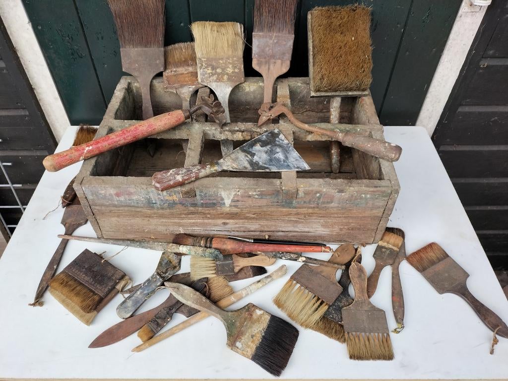 Schuur vondst : Oude houten bak met schildersatributen, Ophalen of Verzenden