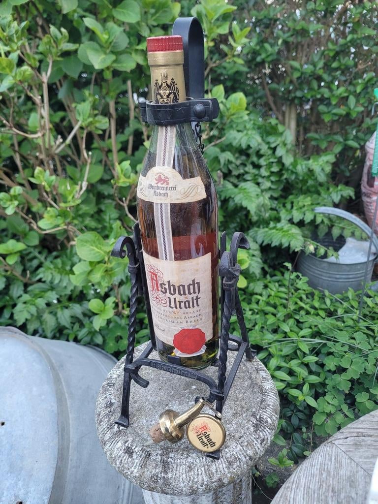 Oude fles Asbach Uralt gesmede geschenksteun en schenktuit, Verzamelen, Ophalen of Verzenden, Zo goed als nieuw, Gebruiksvoorwerp