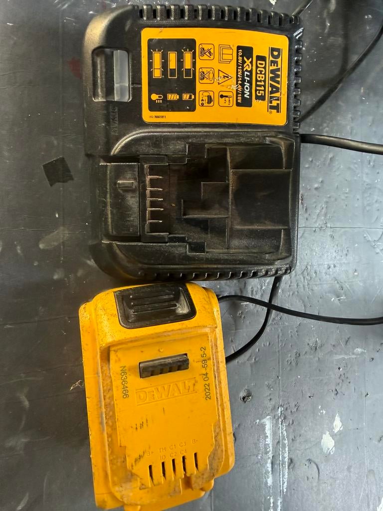 DeWalt lader en 5 Ah 18 V accu dcb 115, Ophalen of Verzenden, Gebruikt