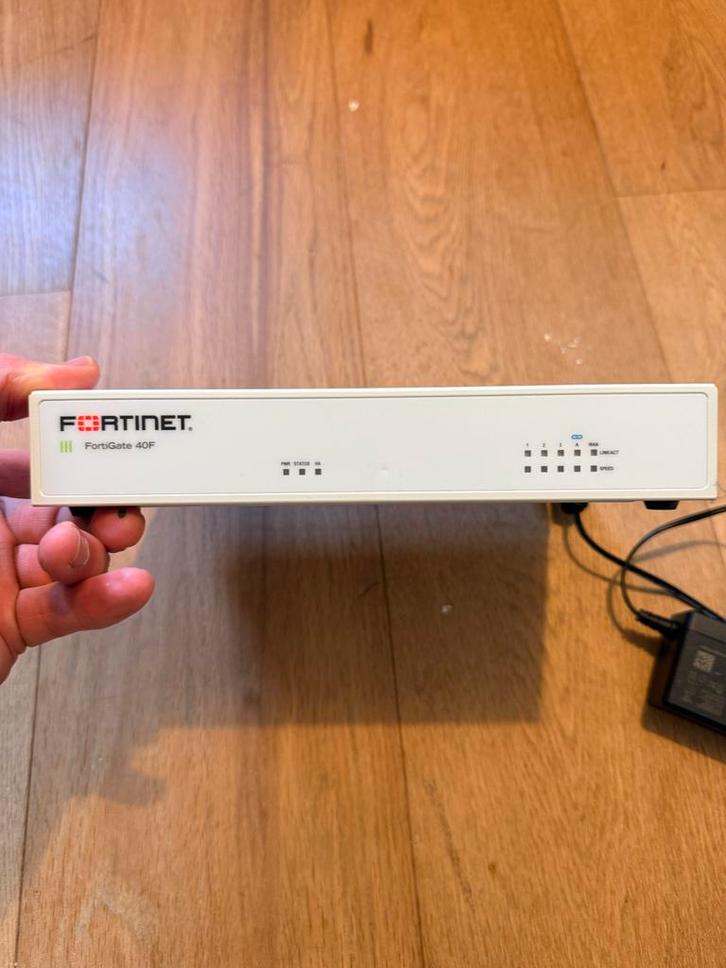 Fortinet FortiGate 40F Firewall met 3+ jaar support, Computers en Software, Routers en Modems, Zo goed als nieuw, Router, Ophalen of Verzenden