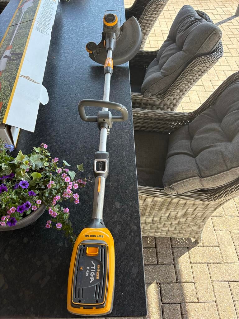 Stiga SGT 500 AE Accu Grastrimmer met E 420 Accu, Ophalen of Verzenden, Gebruikt, 30 tot 50 cm, Accu