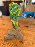 Groene Iguana op Houten Sokkel - Decoratief Beeld, Ophalen of Verzenden