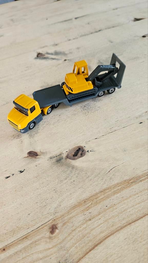 SIKU Scania trekker met dieplader en graafmachine., Ophalen of Verzenden, Bus of Vrachtwagen, SIKU