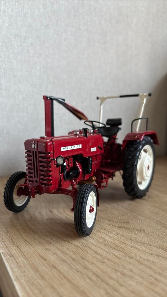Mc Cormick D-326 schuco 1:18 met maaibalk, Hobby en Vrije tijd, Ophalen of Verzenden, Zo goed als nieuw, Tractor of Landbouw