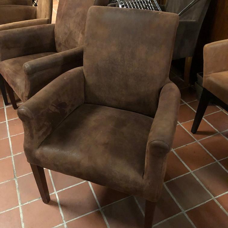 4 bruine STOFFEN ARMSTOELEN Eichholtz stoelen suede-look, Huis en Inrichting, Stoelen, Ophalen, Bruin, Eichholtz, Delfweg 52 Noordwijkerhout